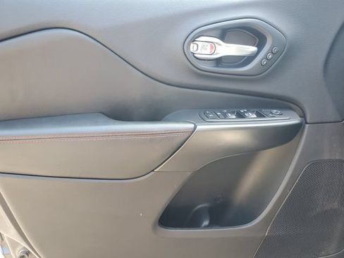 Used 2019 Jeep Cherokee Trailhawk AWD/4WD image 17