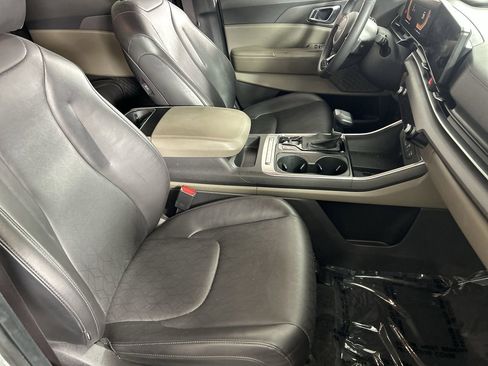 Used 2025 Kia Carnival EX image 25