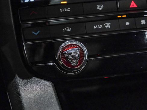 Used 2017 Jaguar F-PACE Premium image 19