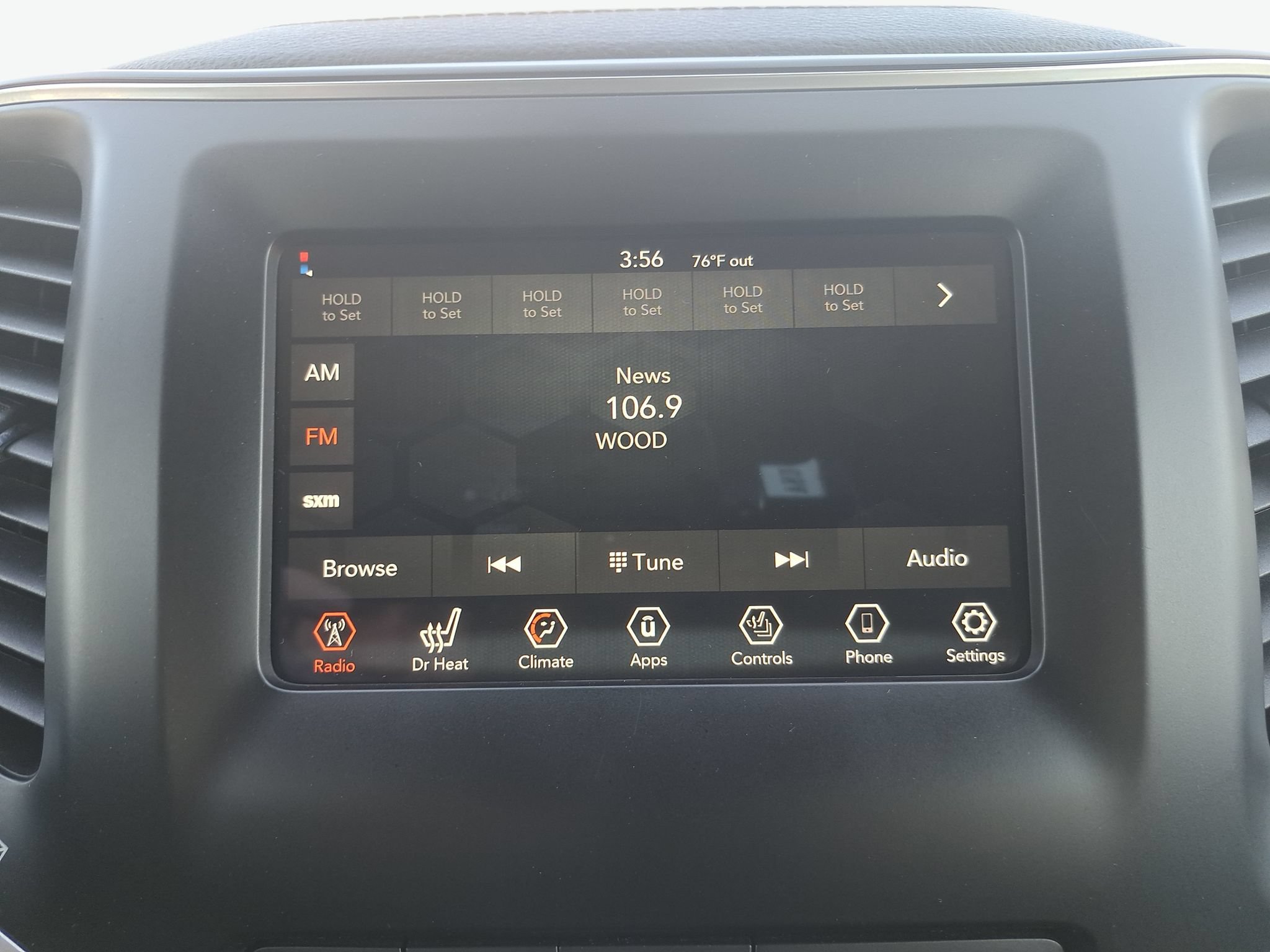 Used 2019 Jeep Cherokee Latitude Plus w/ Cold Weather Group AWD/4WD image 22
