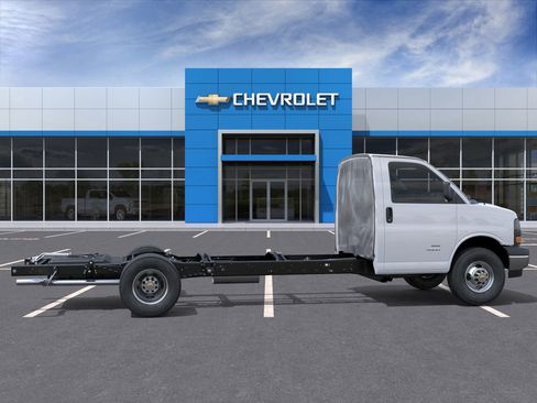 New 2025 Chevrolet Express 4500 w/ Power Convenience Package RWD image 23