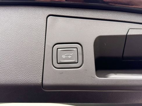 Used 2023 Cadillac XT4 Luxury w/ Cold Weather Package AWD/4WD image 8