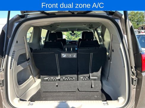 Used 2018 Chrysler Pacifica Touring-L Plus w/ Tire & Wheel Group FWD image 9