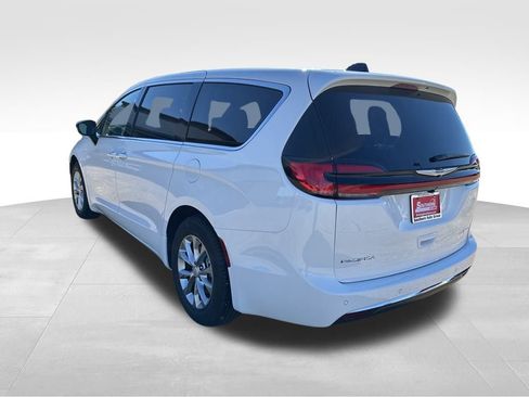 New 2026 Chrysler Pacifica Limited w/ Uconnect Theater Family Group image 3