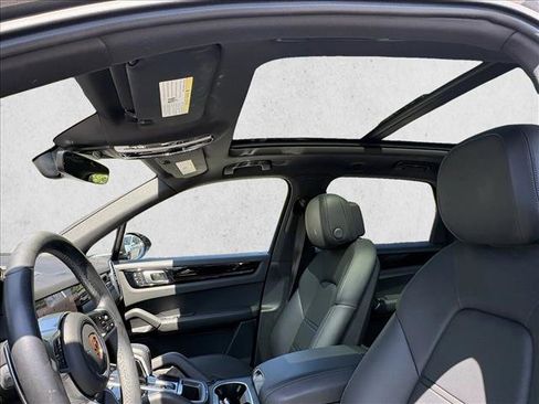 Used 2022 Porsche Cayenne AWD/4WD image 11