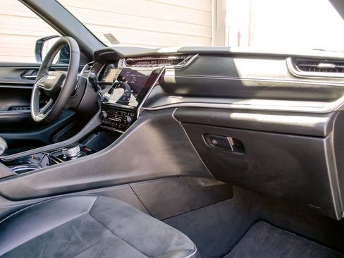 Used 2023 Jeep Grand Cherokee L Laredo image 39