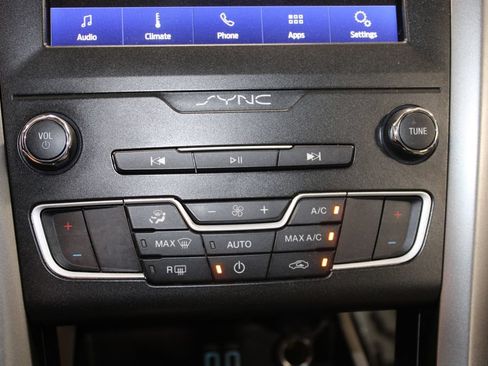 Used 2020 Ford Fusion SE FWD image 43