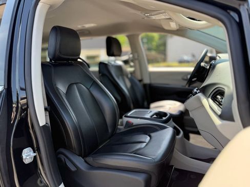 Used 2023 Chrysler Pacifica Touring-L FWD image 26
