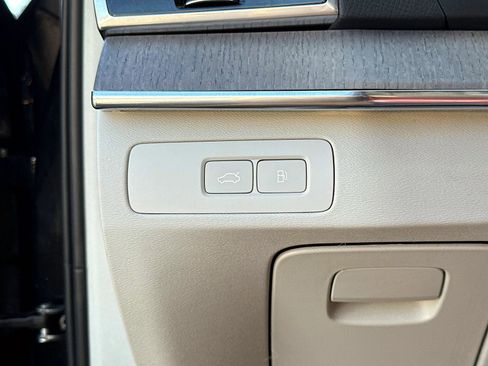 Certified 2024 Volvo XC90 T8 Plus w/ Protection Package Premier image 27