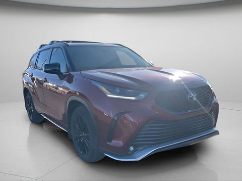 Used 2025 Toyota Highlander XSE image 2