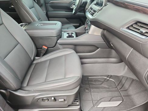 Used 2024 Chevrolet Suburban LT w/ LT Signature Package RWD image 28