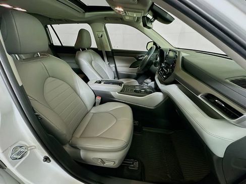 Used 2022 Toyota Highlander XLE FWD image 26