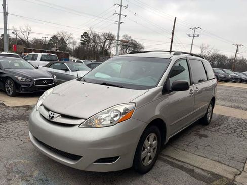 Used 2010 Toyota Sienna LE image 1
