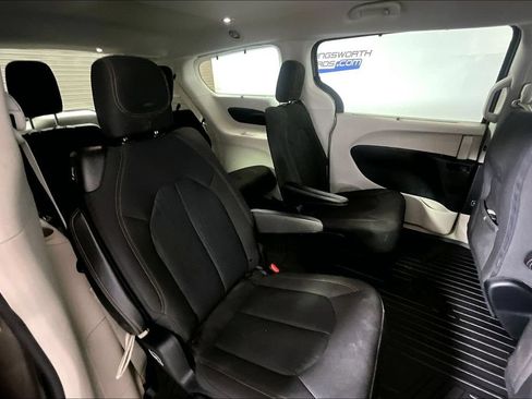 Used 2017 Chrysler Pacifica Touring Plus w/ Tire & Wheel Group FWD image 22