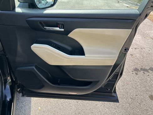 Used 2023 Toyota Highlander L image 39