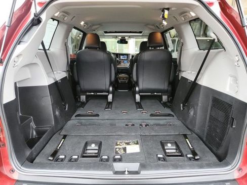Used 2020 Toyota Sienna SE image 24