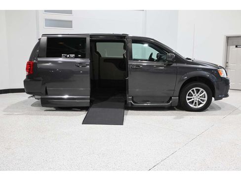 Used 2019 Dodge Grand Caravan SXT FWD image 17