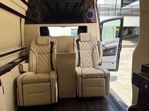 Used 2017 Mercedes-Benz Sprinter 2500 image 11