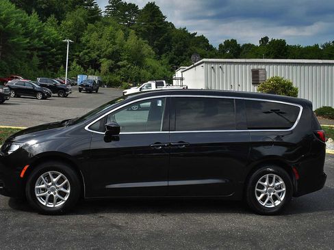 Used 2023 Chrysler Voyager LX FWD image 4