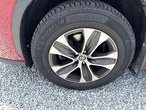 Used 2021 Toyota Highlander XLE AWD/4WD image 3
