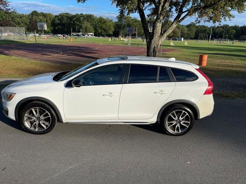 Used 2015 Volvo V60 T5 Cross Country image 12