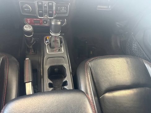 Used 2018 Jeep Wrangler Unlimited Rubicon w/ Dual Top Group AWD/4WD image 23