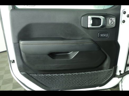 Used 2023 Jeep Gladiator Overland image 19