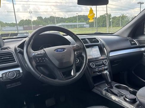 Used 2017 Ford Explorer XLT w/ Equipment Group 202A AWD/4WD image 15