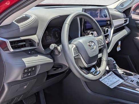 New 2026 Toyota Highlander Limited AWD/4WD image 3