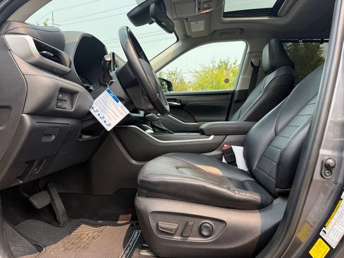 Used 2020 Toyota Highlander XLE AWD/4WD image 12