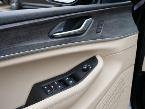 Used 2024 Jeep Grand Cherokee Limited w/ Luxury Tech Group II image 19