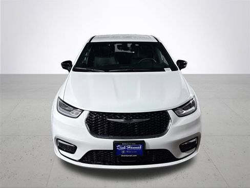 New 2026 Chrysler Pacifica Select AWD/4WD image 3