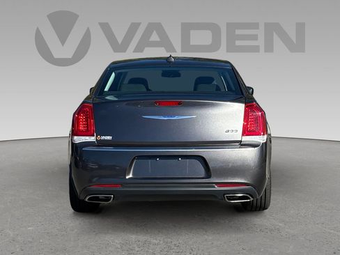 Used 2019 Chrysler 300 Touring w/ Chrome Appearance Package image 18