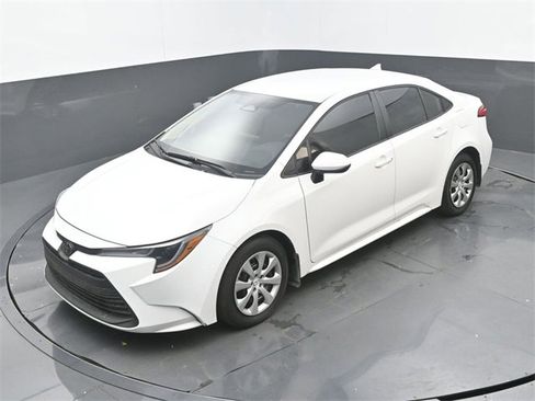 Used 2025 Toyota Corolla LE image 16