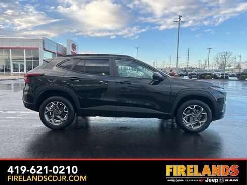 Used 2025 Chevrolet Trax LT w/ LT Convenience Package image 12