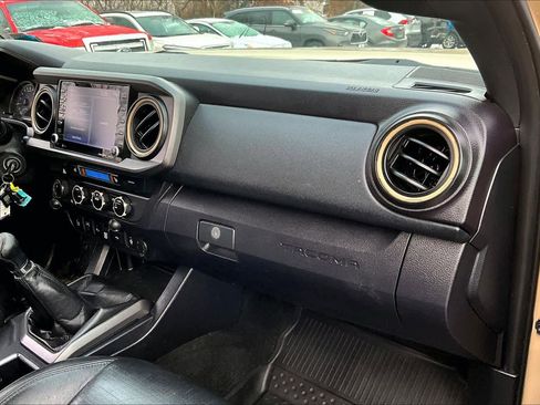 Used 2020 Toyota Tacoma TRD Off-Road image 17