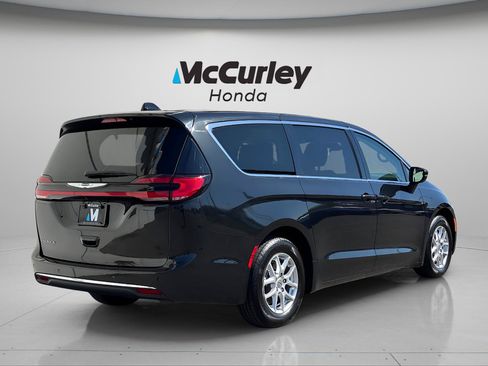 Used 2023 Chrysler Pacifica Touring-L FWD image 3