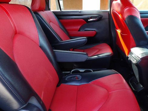 Used 2022 Toyota Highlander XSE image 16