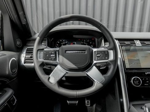 Used 2025 Land Rover Discovery Metropolitan Edition image 18