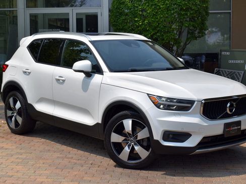 Used 2022 Volvo XC40 T5 Momentum w/ Premium Package image 3