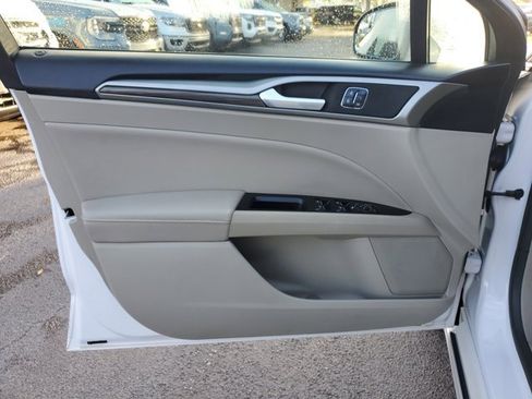 Used 2017 Ford Fusion SE w/ Fusion SE Technology Package image 16