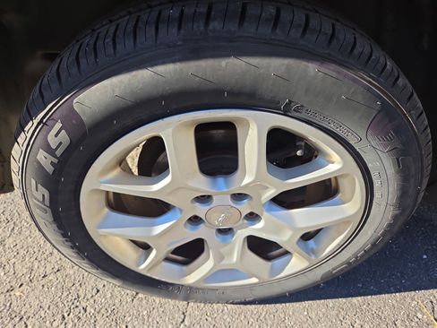 Used 2015 Jeep Renegade Latitude w/ Popular Equipment Group image 9