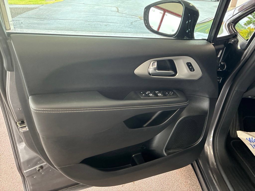 Used 2023 Chrysler Pacifica Limited w/ S Appearance Package FWD image 55