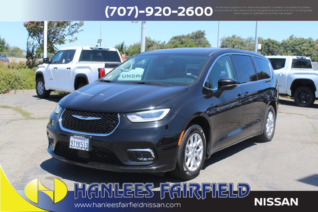 Used 2023 Chrysler Pacifica Touring-L FWD image 3