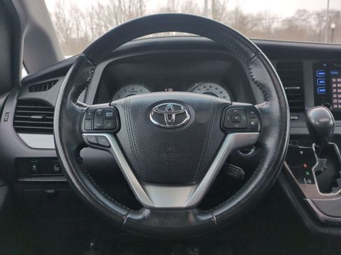 Used 2015 Toyota Sienna SE Premium image 24