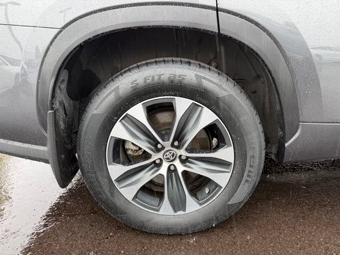 Used 2022 Toyota Highlander XLE AWD/4WD image 9