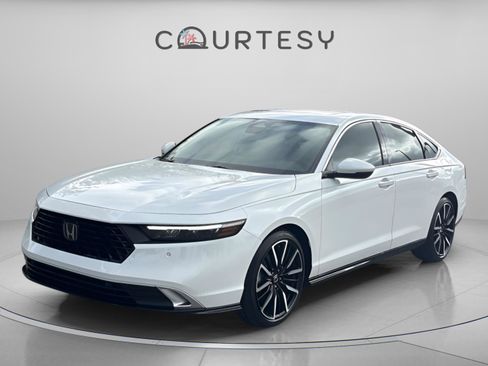 Used 2024 Honda Accord Touring image 2