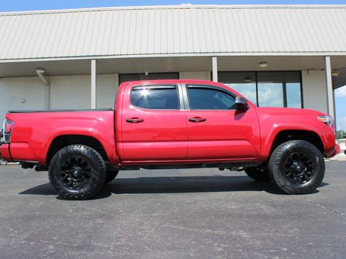 Used 2017 Toyota Tacoma Limited w/ Tow Package AWD/4WD image 3