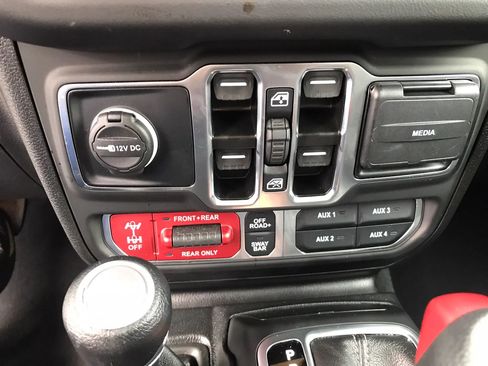 Used 2025 Jeep Wrangler Unlimited Rubicon 4xe w/ Convenience Group AWD/4WD image 25