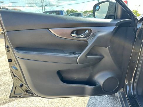 Used 2016 Nissan Rogue S w/ Appearance Package FWD image 12